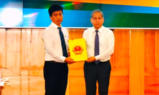 Chủ tịch UBND tỉnh Phan Ngọc Thọ (bìa phải) trao quyết định điều động và bổ nhiệm ông Nguyễn Kim Tùng giữ chức vụ Phó Giám đốc Sở Khoa học và Công nghệ tỉnh TT-Huế.