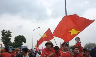 Hàng nghìn CĐV đánh trống, vẫy cờ chào đón Olympic Việt Nam