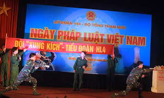 'Ngày Pháp luật' ở Đoàn Cận vệ thép