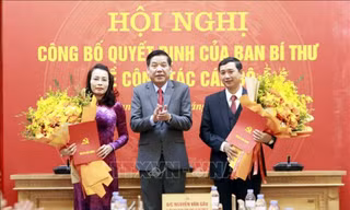 Bí thư Tỉnh ủy Bắc Giang Nguyễn Văn Gấu trao quyết định cho bà Hương và ông Oảnh. Ảnh: Nguyễn Thắng