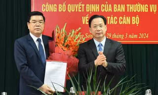 Ông Lương Trương Đạt (bìa trái) nhận Quyết định bổ nhiệm. Ảnh: Duy Chiến 