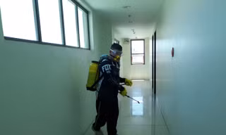 Nhân viên vệ sinh phun thuốc diệt khuẩn tại ký túc xá một trường Anh ngữ tại Cebu