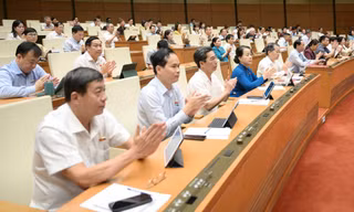 Quốc hội họp phiên bế mạc, biểu quyết thông qua nhiều nội dung quan trọng