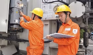 Nhiều nhóm khách hàng sẽ được giảm tiền điện khi nhận được hóa đơn từ đầu tháng 7 tới. Ảnh: Lao Động