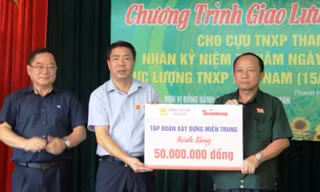 Giao lưu, tặng quà cựu thanh niên xung phong, thương binh và người có công với cách mạng