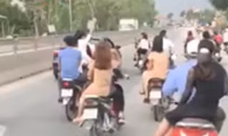Nhóm thanh niên lạng lách đánh võng gây nguy hiểm trên quốc lộ 1A. Ảnh cắt từ clip