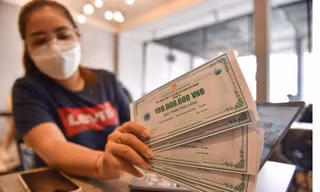 Trái phiếu doanh nghiệp: Nhà đầu tư muốn thoát hàng, DN hoãn binh