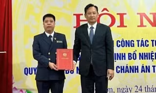 Ông Phùng Đức Chính (bìa trái) nhận Quyết định bổ nhiệm -Ảnh: Duy Chiến 