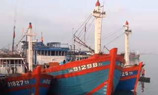 Tàu cá QNa 91298 TS cùng 15 ngư dân được lai dắt về bở an toàn