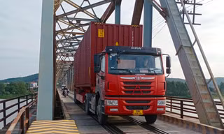 Cây cầu tàu hỏa đi chung với ô tô, xe máy còn sót lại ở Bắc Giang 