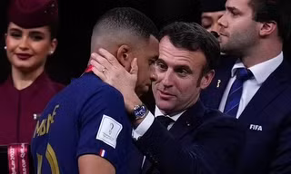 Khoảnh khắc Tổng thống Pháp hôn vợ, ôm Mbappe sau trận thua