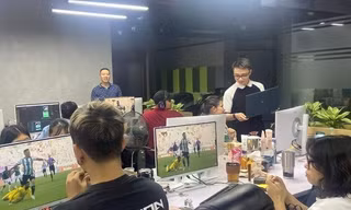 Văn phòng lắp máy chiếu, màn hình cho nhân viên xem World Cup