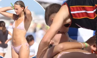 Mia Regan ‘thả dáng’ với bikini bé xíu, hôn con trai Beckham ngọt lịm trên bãi biển