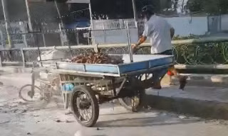 Bản tin 8H: Người bán hàng rong đốt xe khi bị nhắc nhở 