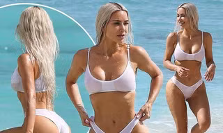 Kim Kardashian quyến rũ khó cưỡng với bikini, ‘siêu vòng ba’ năm xưa đã không còn