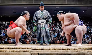 Tại sao đấu vật sumo chỉ được mặc khố?