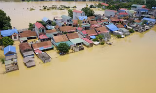 10 ngày ngập trong biển nước của người dân ngoại thành Hà Nội