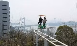 Trò 'đạp xe trên không' thót tim ở Nhật Bản