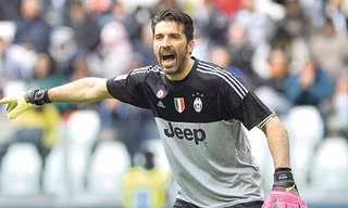 Cận cảnh pha cứu thua 'không tưởng' của Buffon trong màu áo PSG
