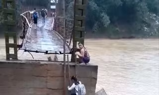 Thót tim cảnh học sinh Phú Thọ leo thang tre qua cầu chờ sập đi học