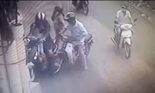 Dàn cảnh va chạm giao thông, móc túi tinh vi giữa phố