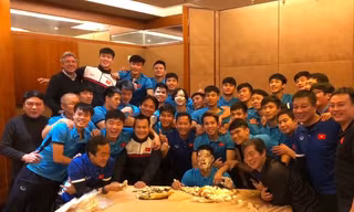 Tình đồng đội ấm áp của U23 Việt Nam