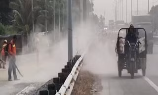 Bão bụi khủng khiếp tấn công người đi xe máy ở TP.HCM