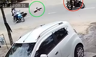 Cô gái lăn ba vòng vì bị cướp giật túi xách