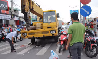 Xe cứu hộ tông hàng loạt xe máy dừng đèn đỏ, nhiều người thương vong