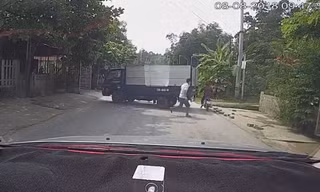 Màn lùi xe chập chờn, tài xế suýt cho một người xuống gầm