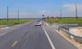 Ô tô tông người điều khiển xe máy bay xuống ruộng