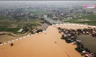 700 người trắng đêm đắp cát ở Chương Mỹ, đê sông Bùi liệu đã an toàn?