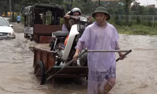 Mưa gió, chở người qua đường ngập kiếm tiền triệu ở Hà Nội