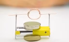 Thí nghiệm vui với nam châm và pin