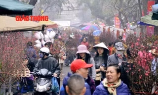 Có tuổi đời hơn 100 năm, chợ hoa Hàng Lược vừa mang vẻ đẹp của thời gian và giá trị hiện vật tinh tế