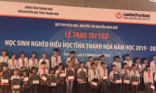 Trao 1.000 suất học bổng và quà  cho học sinh nghèo xứ Thanh
