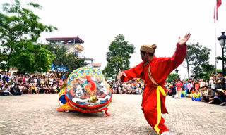 Kịch tính màn múa 'Chém đầu Giảo long' ở Lệ Mật
