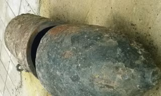 Quả bom 117A1, nặng 235 kg được cưa đôi gây ra vụ nổ kinh hoàng ngày 5/7/2011 tại Trà Vinh.