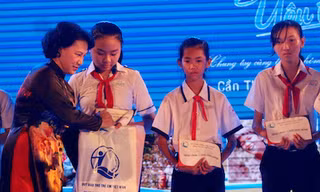 Chủ tịch Quốc hội Nguyễn Thị Kim Ngân trao học bổng cho các em học sinh.