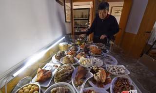 Nếu chỉ nhìn qua, chắc chắn sẽ có không ít người tưởng nhầm rằng đây là một mâm cỗ thịnh soạn. Thế nhưng đây thực tế chỉ là một bàn ăn chất đầy đá của một nhà sưu tầm người Trung Quốc.