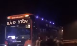 Nhóm thanh niên vác dao, phớ chặn đường, "xin tiền" trên cao tốc Nội Bài - Lào Cai. (Ảnh cắt từ clip)