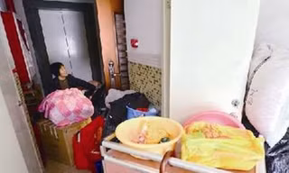 Bà cụ 73 tuổi đang ở ngay gần thang máy, ngoài căn hộ con trai và con dâu đang sống. Ảnh: 163.com.