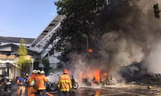Một nhà thờ bốc cháy dữ dội sau khi bị đánh bom. Ảnh: Reuters