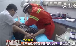 Bác sĩ và nhân viên cứu hộ giải cứu "của quý" cho chàng trai trẻ.