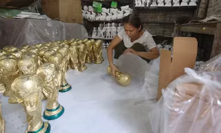 Bên trong xưởng làm 'cúp vàng World Cup' xuất sang Nga ở Hà Nội