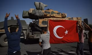 Lực lượng Thổ Nhĩ Kỳ hùng hổ tiến vào biên giới Syria. Ảnh: AP