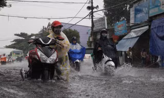 Đường phố Sài Gòn lại thành sông sau mưa lớn