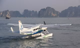 Thủy phi cơ chuẩn bị cất cánh đưa du khách về Hà Nội.