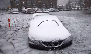 Hàng loạt xe hơi mắc kẹt giữa ‘sông băng’ ở Boston 