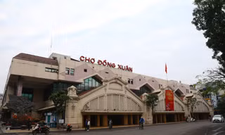 Chợ Đồng Xuân yên ắng, khác hẳn cảnh người mua, kẻ bản sẩm uất thường lệ.